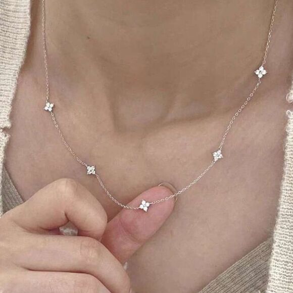 Elegant Silver Necklace with Floral Accents N828 - Picture 1 of 4